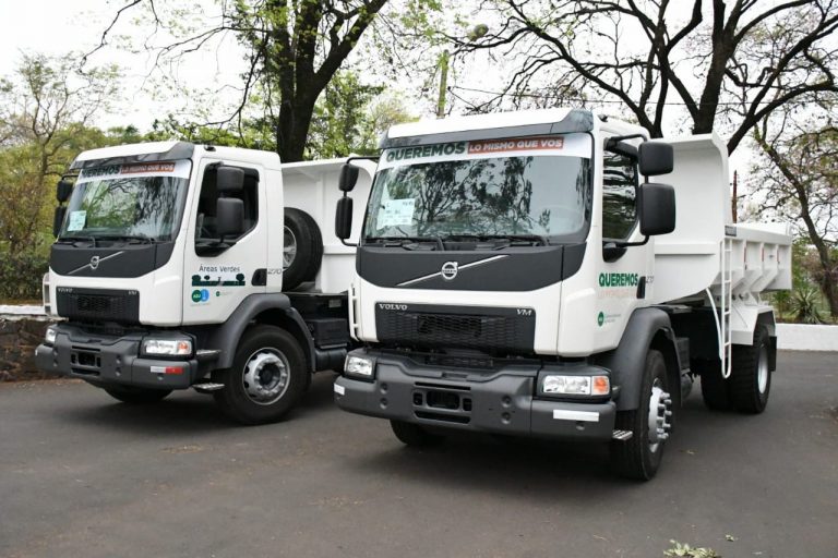 Nuevos camiones volquetes completan renovada flota para Dirección de Aseo Urbano