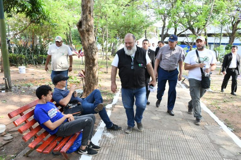 Intendente Ferreiro encabezó tareas ambientales en la plaza Julio Cesar Franco