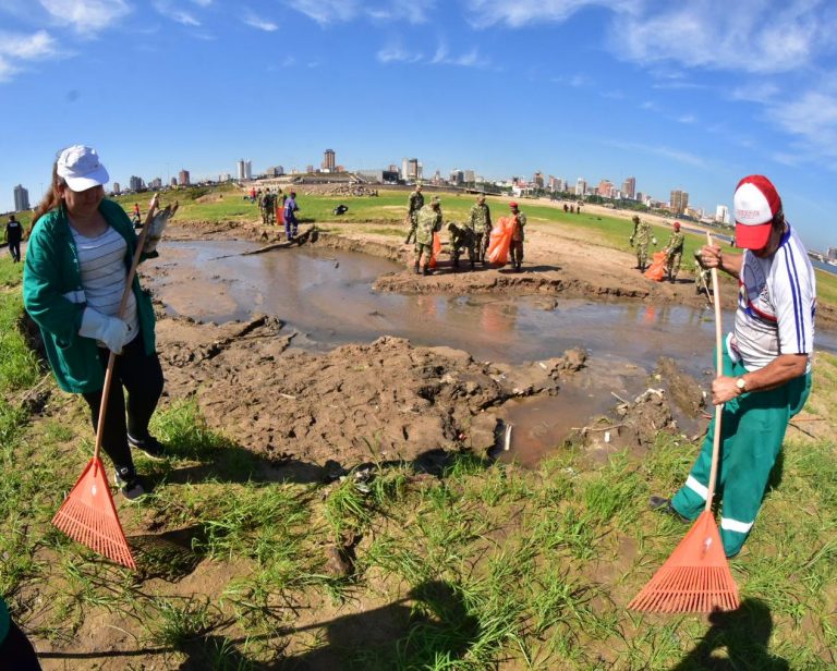 Limpieza en la Costanera: 30 mil kilos de basura en una jornada