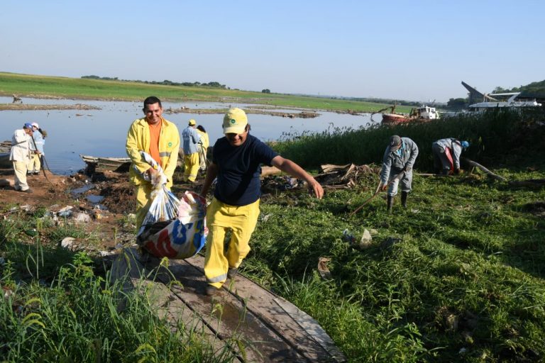 Playa Itá Enramada: Municipalidad de Asunción sigue limpiando la ribera del Río Paraguay