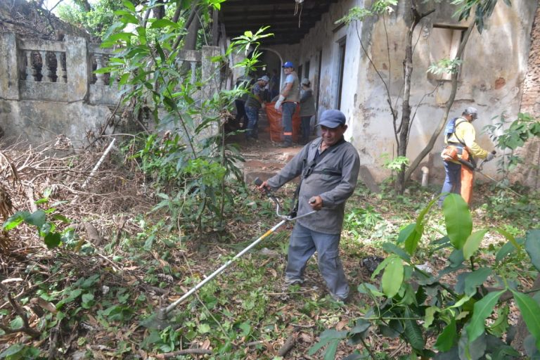 Comitiva fiscal, municipal y policial allanó una vivienda abandonada por constituirse en un criadero de mosquitos transmisores de dengue