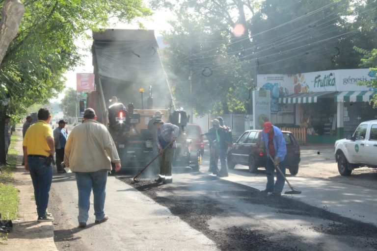 Intendente Rodríguez recorrió tramo de la avenida Aviadores del Chaco donde se reinició la regularización asfáltica
