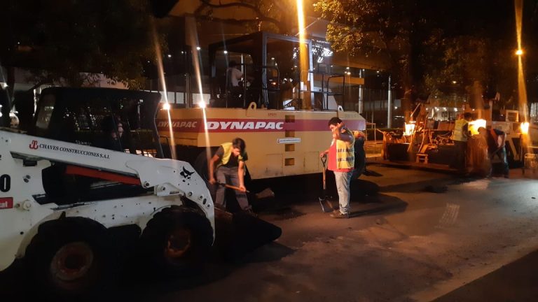 Municipalidad de Asunción prosigue con obras de mejoramiento vial en la avenida San Martín en horario nocturno