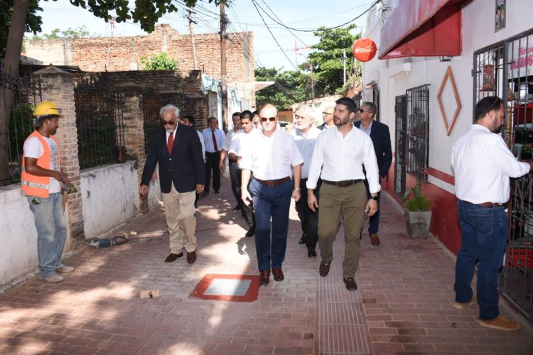 Intendente de Asunción y Ministro del MUVH recorrieron y verificaron obras en el barrio Chacarita Alta