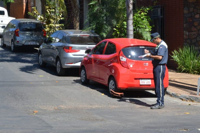 Continuó el operativo municipal de notificación a cuidacoches y sanción a los conductores de vehículos mal estacionados en la zona del Palacio de Justicia