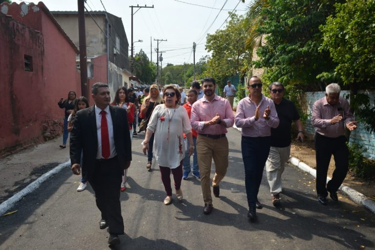 Intendente inaugura mejoras en la calle Arandu Rape del Barrio IPVU en Puerto Botánico