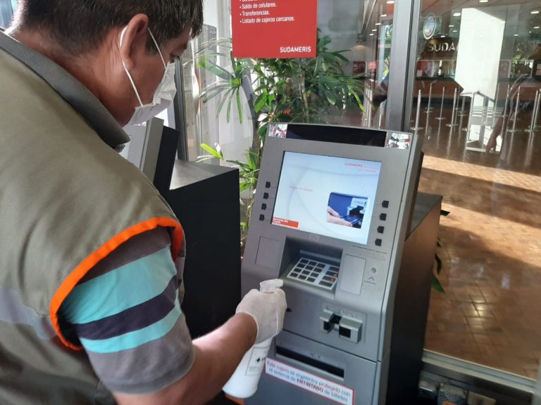 Desinfección de cajeros automáticos realiza la Municipalidad de Asunción para luchar contra la expansión del coronavirus