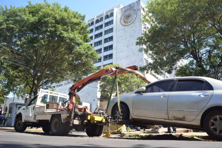 Municipalidad intervino zona del Palacio de Justicia donde notificó a cuidacoches y removió vehículos y motos mal estacionados