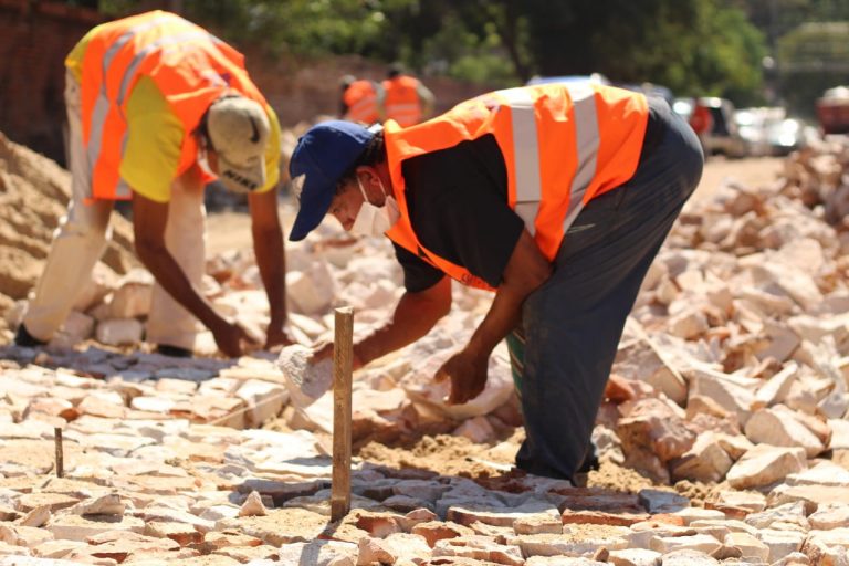 Prosiguen los trabajos de construcción de empedrado en la calle Paseo del Yacht de Itá Enramada