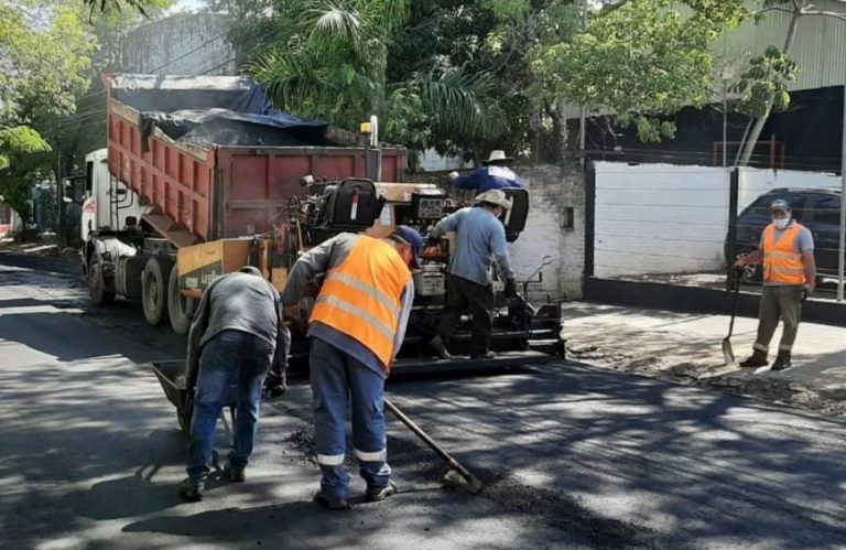 La calle Serafina Dávalos del barrio Los Laureles va dejando atrás sus problemas con la regularización y carpeta final de asfalto