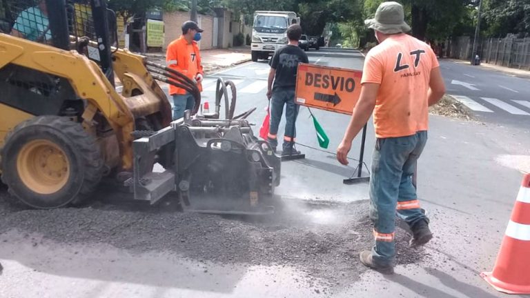 En avenida Médicos del Chaco se trabaja en la corrección de imperfecciones para recepción provisoria de la obra de mejoramiento vial