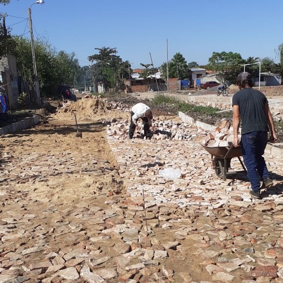 Importantes avances se pueden observar en la colocación del pavimento tipo empedrado en calles del barrio San Cayetano