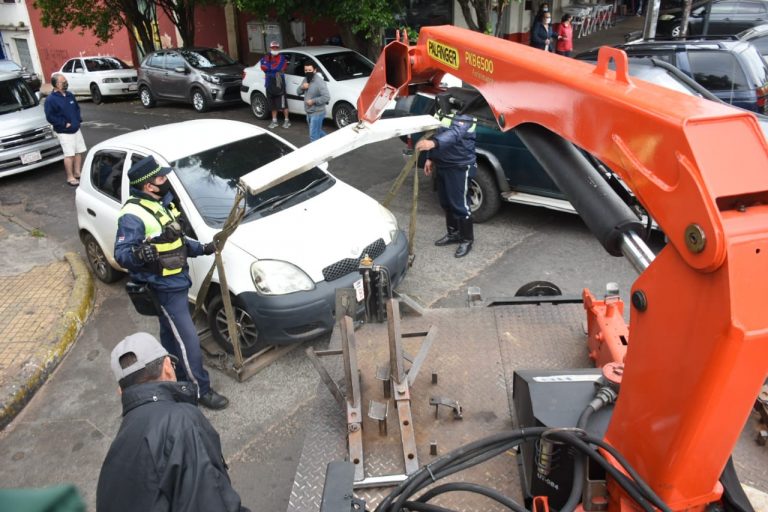 Operativo de despeje de motos sobre veredas y de vehículos mal estacionados en calles continuó este sábado 13 sobre la avenida Eusebio Ayala