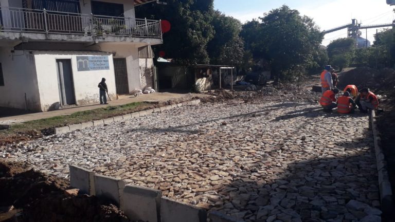 Avanzan obras de construcción de empedrados en calles de tierra en Zeballos Cué