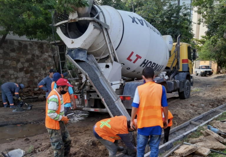 Mejoramiento Vial de la calle Cañada prosigue con cargamento de hormigón hidráulico en cunetas