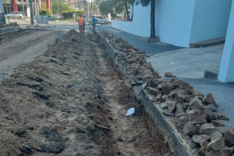 Concluyeron trabajos de construcción de cunetas de hormigón hidráulico sobre la calle Cañada