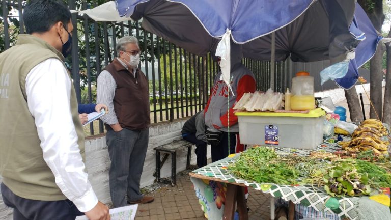 Policía Municipal de Vigilancia notificó a vendedores de comidas apostados en la vereda del INERAM