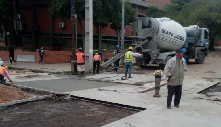 En la bocacalle de las calles Guilllermo Arias y Dr. Mazzei completaron  carga de hormigón hidráulico