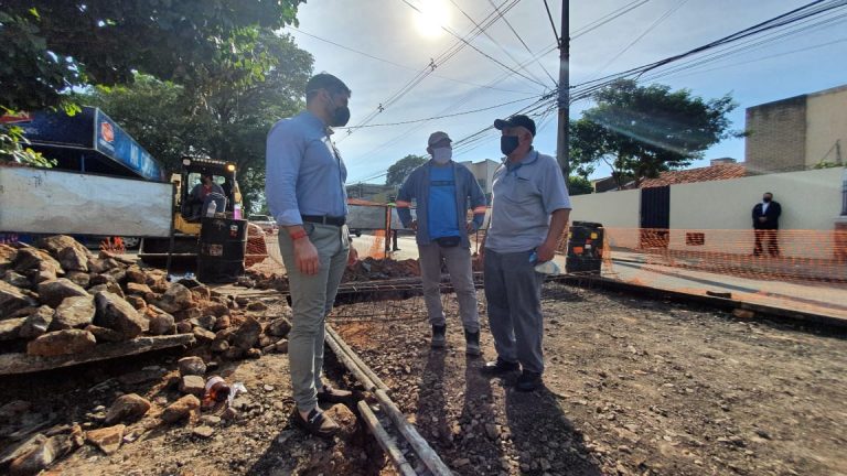 Intendente Rodríguez verificó inicio de la colocación del pavimento de hormigón hidráulico en Venezuela y Teniente Benítez
