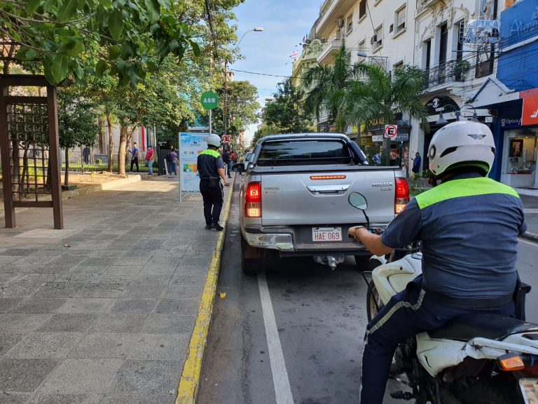 Municipalidad intervino en el microcentro y retiró motos ubicadas sobre veredas y vehículos mal estacionados