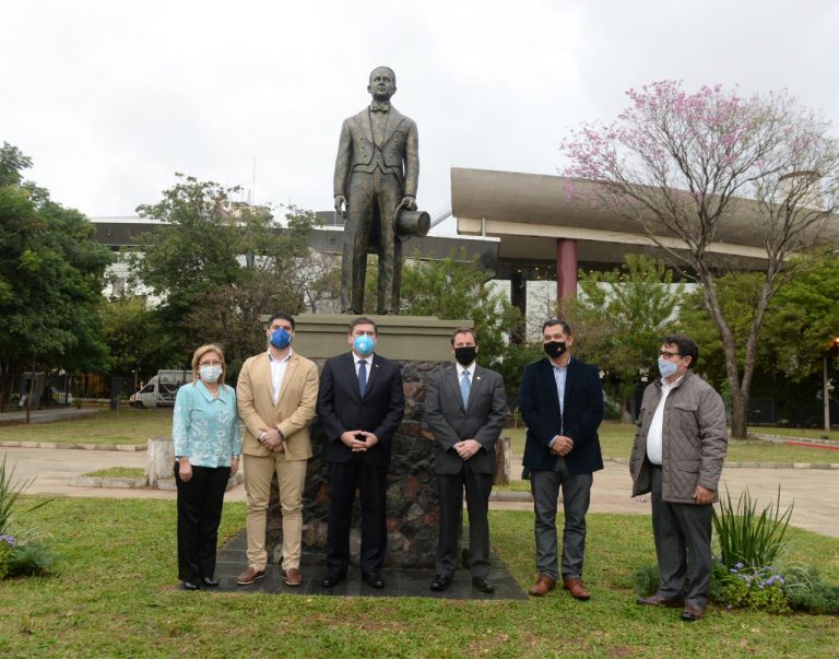 Plaza frente al Congreso Nacional lleva el nombre del gran estadista paraguayo Eligio Ayala