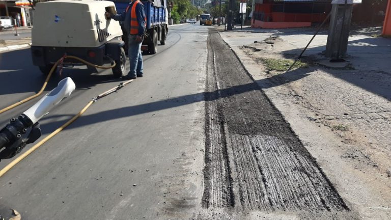 En la avenida Félix Bogado corrigen imperfecciones del pavimento asfáltico para ejecutar la pintura de señalización