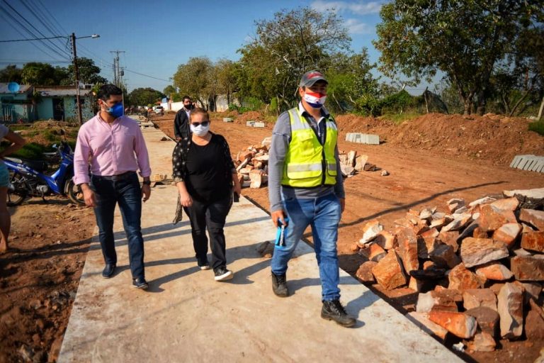 Intendente Rodríguez verificó avance de los trabajos de construcción de empedrados sobre la avenida Paseo del Yacht