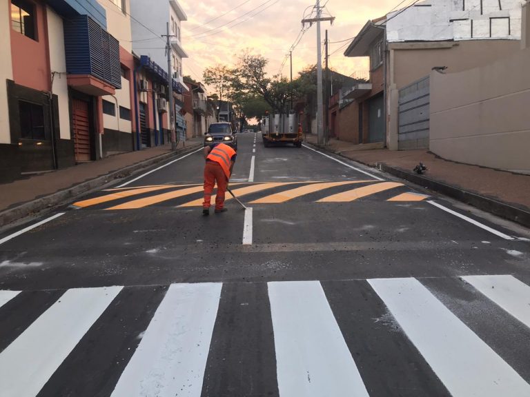 En la calle Dr. Guillermo Arias comenzaron los trabajos de marcación de pavimento con pintura termoplástica