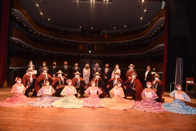 Intendente Rodríguez presidió celebración del 50º Aniversario del Ballet Folklórico Municipal de Asunción, el primero de nivel profesional en el Paraguay