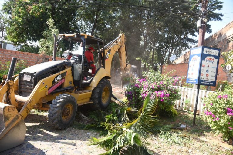 Funcionarios Municipales de varias direcciones procedieron a desocupar un tramo de la calle Félix Paiva ocupada ilegalmente  por la firma “Pacific Import”, en Villa Aurelia