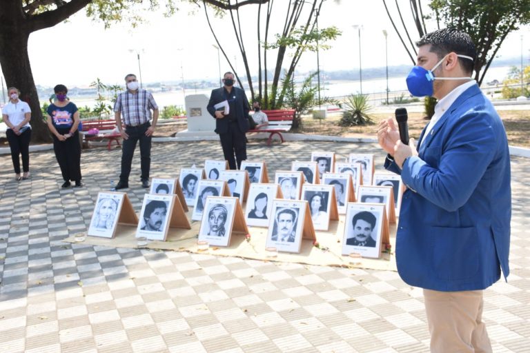 Día Internacional de las Víctimas de Desaparición Forzada se recordó en forma simbólica en la Plaza de los Desaparecidos