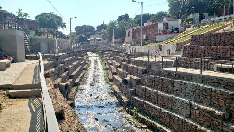 Registran un buen avance en ejecución de obras de protección de márgenes de arroyos en Asunción