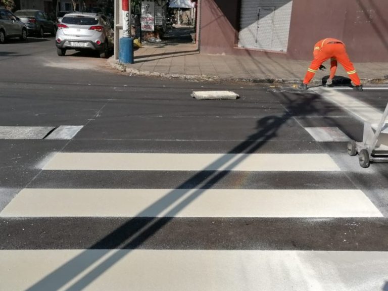 Iniciaron la pintura de señalización horizontal sobre la calle Dr. Paiva, la cual fue recientemente mejorada vialmente