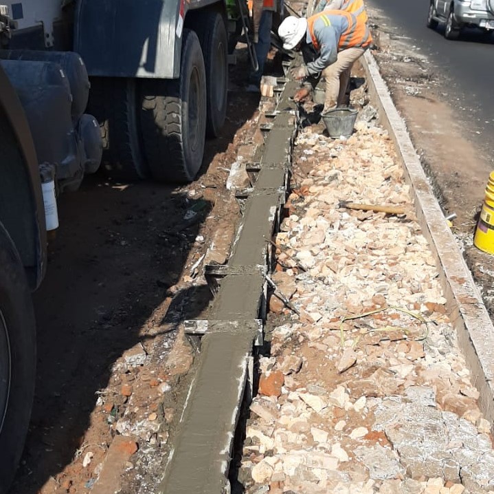 Prosiguen trabajos de cargamento de hormigón hidráulico en el paseo central de la avenida Eusebio Ayala