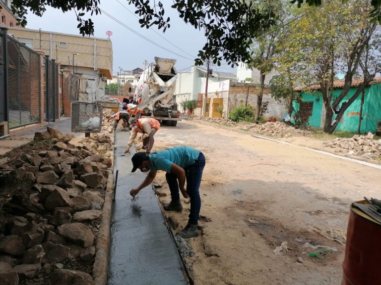 En la calle Monseñor Escrivá de Balaguer avanzan trabajos en cunetas de hormigón hidráulico