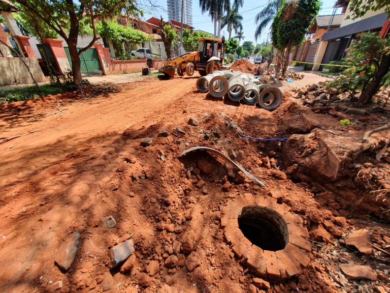 Excavación para la colocación de los caños del desagüe pluvial avanza en la calle Prócer Juan B. Acosta