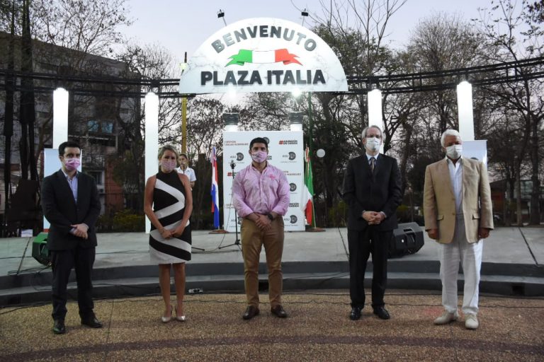 Plaza Italia fue mejorada para celebrar la Semana de la Lengua Italiana en el Mundo
