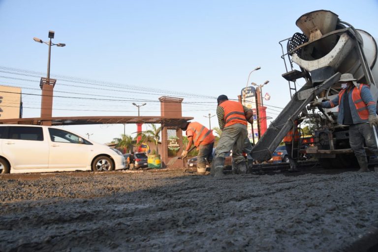 En la avenida Eusebio Ayala, entre Lapacho y Cedro, ya ejecutan cargas para el nuevo pavimento de hormigón hidráulico