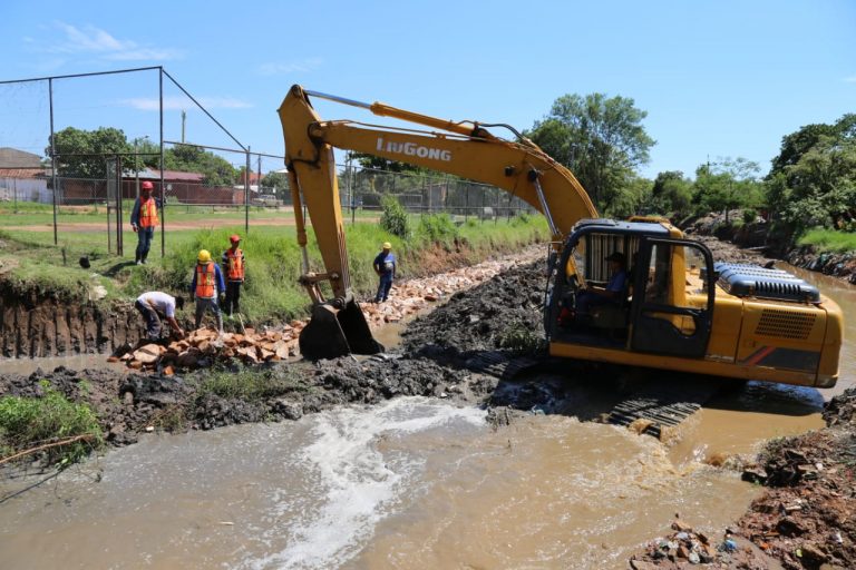 En el arroyo 3 Puentes iniciaron hoy la construcción de los muros de contención para proteger a las familias de las inundaciones