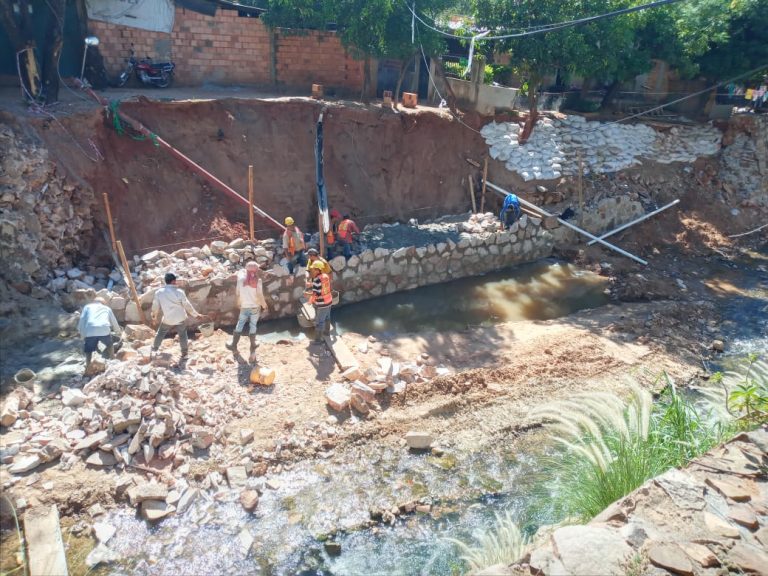 Municipio asunceno continúa reconstrucción del muro que se derrumbó sobre el arroyo Mburicaó y la calle Camperchioli