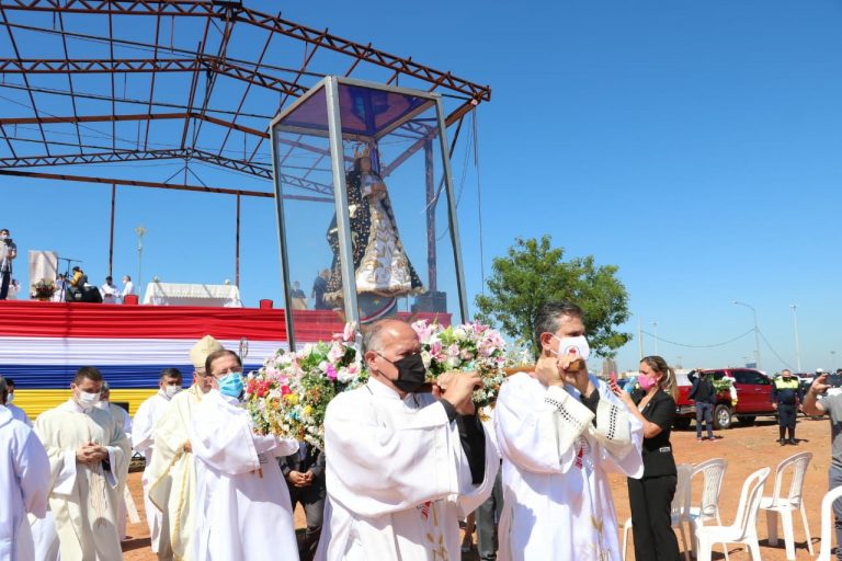 Inédita Auto Misa en honor a la Virgen de Caacupé fue muy concurrida en la Costanera de Asunción