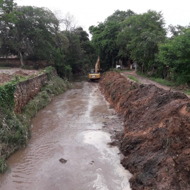 Vialidad realiza limpieza en el arroyo Itay para la recuperación de su sección