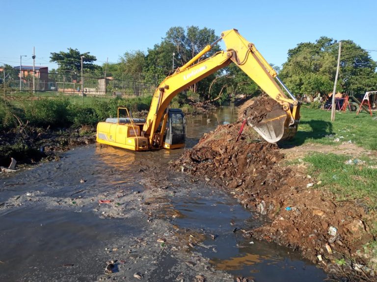 Prosiguen los trabajos construcción de muros de contención en las orillas del Arroyo Tres Puentes en el barrio Viñas Cué