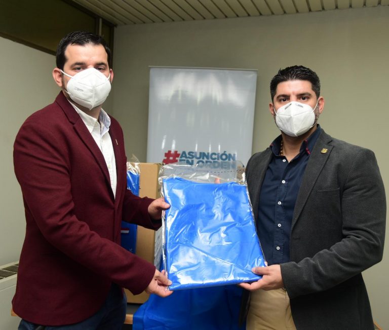 Comuna Asuncena donó 8000 batas hospitalarias a la Municipalidad de Santa Elena para combatir el COVID-19
