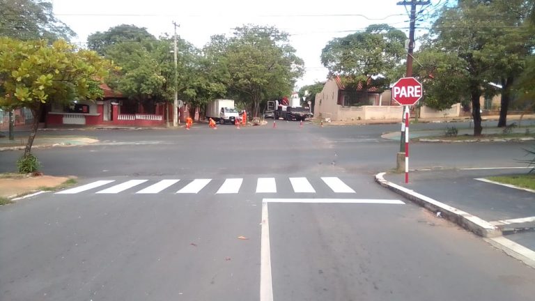 Municipalidad coloca pintura termoplástica para la señalización horizontal de la calle Sauce o 15º Proyectada