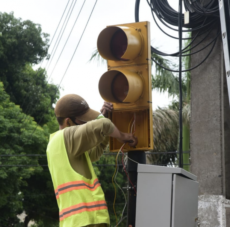 Municipalidad de Asunción renueva 49 cruces semafóricos con modernos aparatos