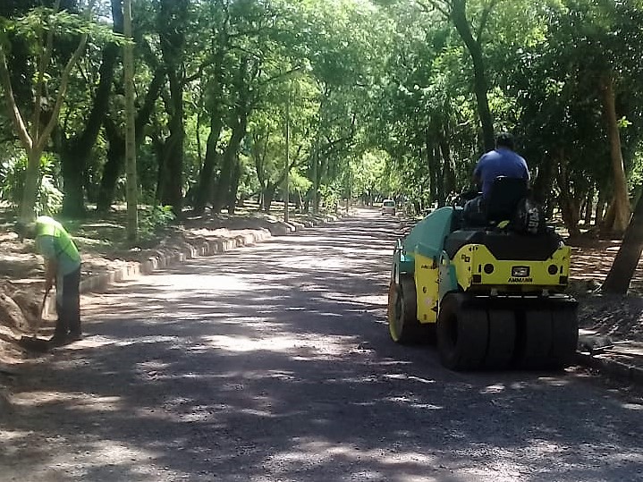 Preparan pista para ejecutar la regularización asfáltica en camineros del Parque Caballero