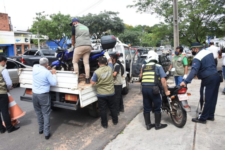 Municipalidad de Asunción realiza operativo tendiente a recuperar veredas para los peatones en la avenida Eusebio Ayala