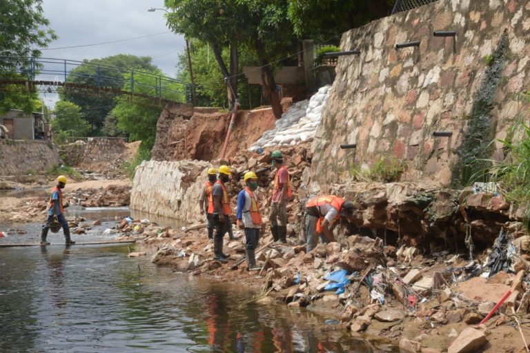 Municipalidad trabaja sin cesar en la reconstrucción del muro de piedra derrumbado en el arroyo Mburicaó y calle Camperchioli