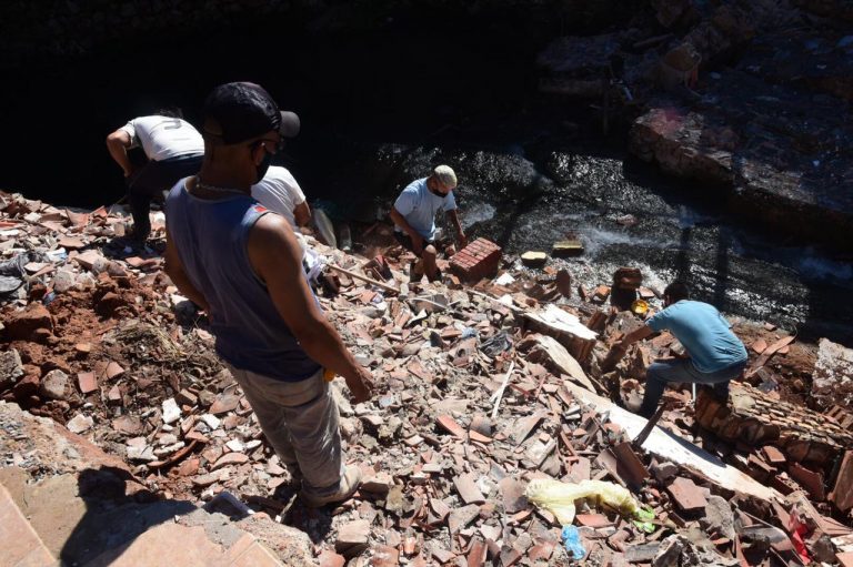 En arroyo Mburicaó y Santa Rosa iniciaron trabajos para la reconstrucción de muro que se derrumbó hace unas semanas